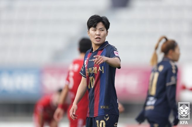지소연(수원FC)이 한국여자축구연맹 시상식에서 MF상과 도움상을 차지했다. 사진은 지난달 챔피언 결정전 1차전에 나선 지소연의 모습.