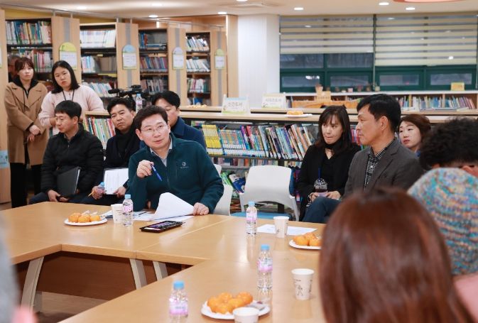이상일 용인특례시장이 지난 14일 용천초등학교를 방문해 학부모와 지역주민과의 간담회를 열고 학교시설 개방과 교육 환경 개선 등에 대해 의견을 나누고 있다.