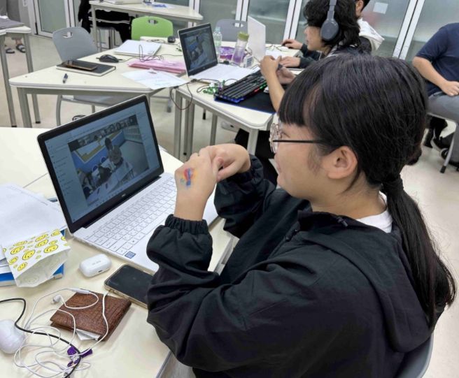 경기도교육청은 2024년 해외 학생들과 온라인 수업교류를 확대하기 위해 외국어교육과정 연계 수업 사례를 담은 ‘On-세상과 소통하는 온라인 수업교류 모델 자료집’을 제작·배포한다.