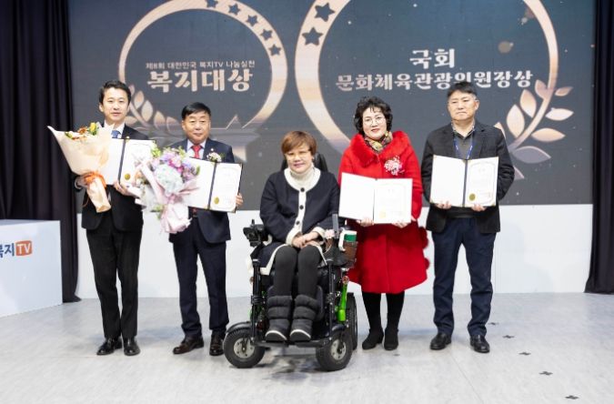 송바우나 안산시의회 의장이 지난 28일 ‘나눔실천 복지대상 국회 문화체육관광위원장상’을 수상했다. 사진 맨 왼쪽이 송바우나 의장.