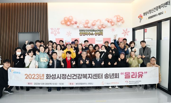 교육복지위원회 의원들과 회원 단체 사진