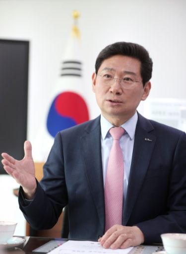 이상일 용인특례시장이 경기도의 지방산업단지 심의 권한을 특례시에 이양해야 한다는 서한문을 박상우 국토교통부 장관에게 전달했다.
