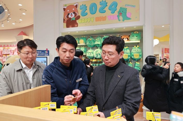 이상일 용인특례시장이 에버랜드 기념품샵에서 조아용-레시 캐릭터 협력 상품을 살펴보고 있다.