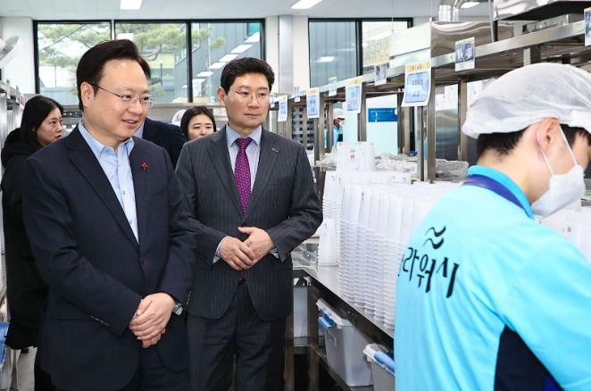 지난 11일 용인지역자활센터 자활사업장을 방문한 보건복지부 조규홍 장관과 이상일 용인특례시장