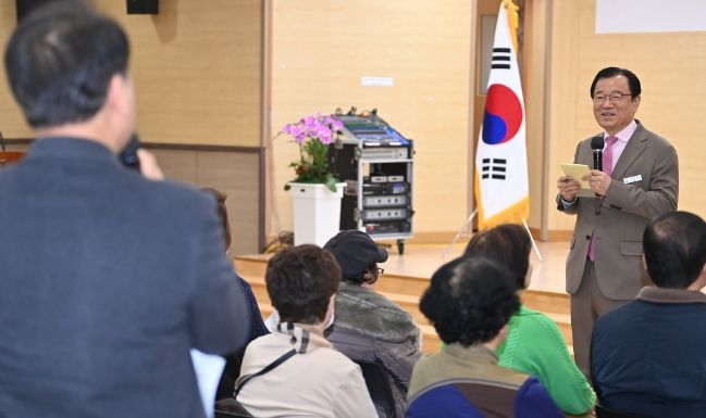 이현재 하남시장이 16일 덕풍3동 행정복지센터에서 열린 ‘2024년 주민과의 대화’에서 미소를 지으며 한 시민의 질문을 듣고 있다.