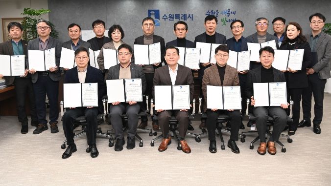 이재준 수원시장(앞줄 가운데), 김현수 제1부시장(앞줄 왼쪽 2번째), 황인국 제2부시장(앞줄 오른쪽 3번째)과 간부 공무원들이 청렴행정 실천 서약서에 서명한 후 함께하고 있다.