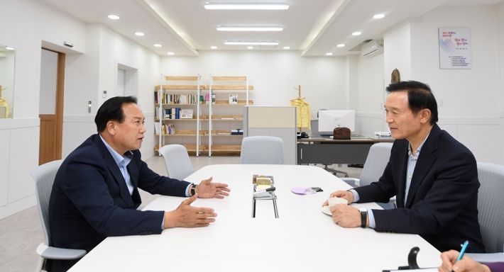 지난해 8월 임태희 경기도교육감과의 간담회를 가지고 있는 이권재 오산시장.