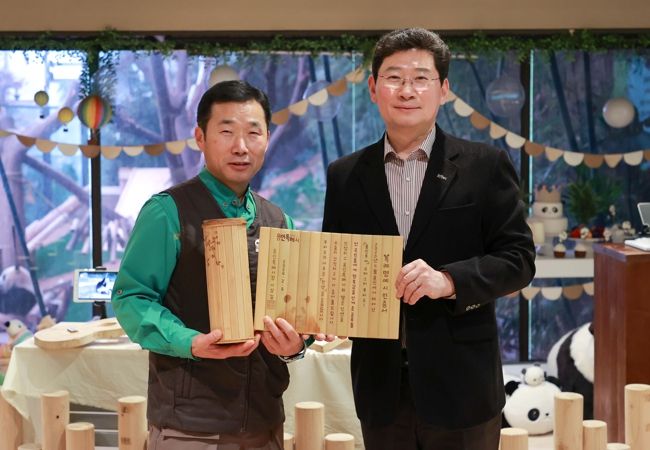 이상일 용인특례시장은 지난 8일 에버랜드 판다 월드를 방문해 오는 4월 중국으로 돌아가는 푸바오에게 용인특례시민의 마음을 담아 ‘특례명예시민’ 증서를 전달했다. 증서는 푸바오 할아버지 강철원 사육사가 대신 받았다.