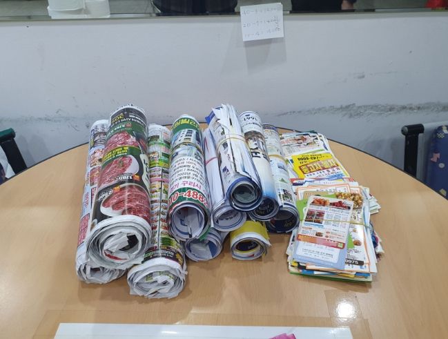성남시민들이 100장 단위로 묶어 거둬 온 불법 광고물