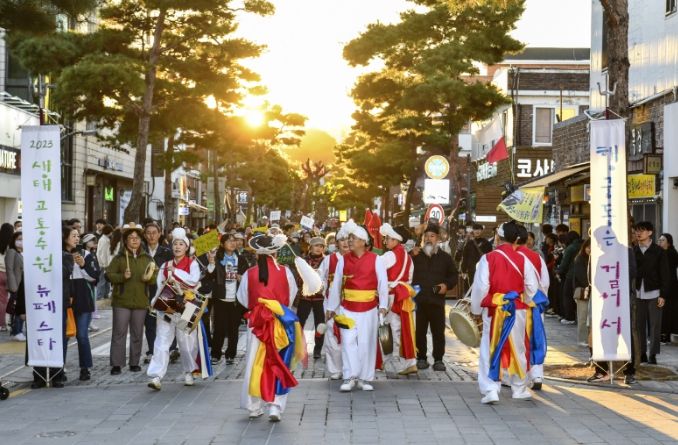 수원시가 새빛 생태교통+ 정책의 하나인 ‘뉴노멀! 자동차 없는 날’을 운영할 주민·단체를 모집한다. 사진은 자동차 없는 날 행사에 참여한 시민들.