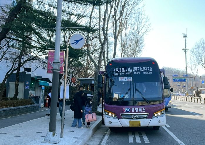 정부과천청사 정류소에서 공항버스 8842번을 이용하는 과천 시민들 모습.