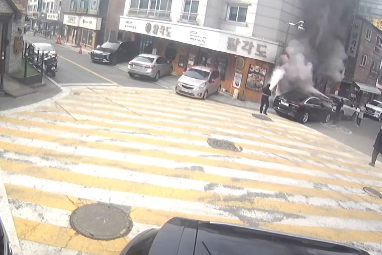 출장 중인 소방공무원 2명이 상가 건물 외벽에서 발생한 화재 연기를 목격하고 빠르게 소화기로 진압해 더 큰 피해를 막을 수 있었다.