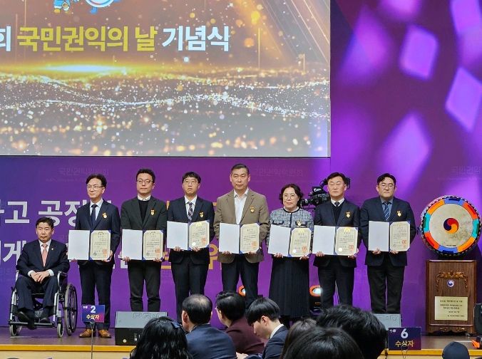 하남시 법무감사관 전도익 청렴조사팀장(왼쪽 다섯번째)가 27일 개최된 ‘국민권익의 날’ 기념식에서 대통령 표창을 수상하고 있다.