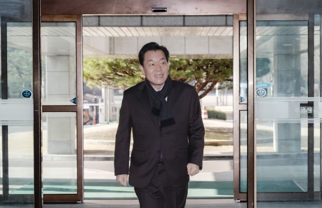 이재준 시장이 4일 오전 9시 40분께 시청 본관으로 출근하고 있다.