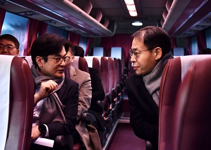김병수 김포시장과 강희업 대광위원장이 4일 신설된 광역버스에 직접 탑승했다. 사진은 8600A 버스 앞에서 김병수 시장이 강 위원장에게 김포교통현안에 대해 언급하는 모습.