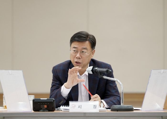 신상진 시장이 6일 확대간부회의를 주재하고 있다.