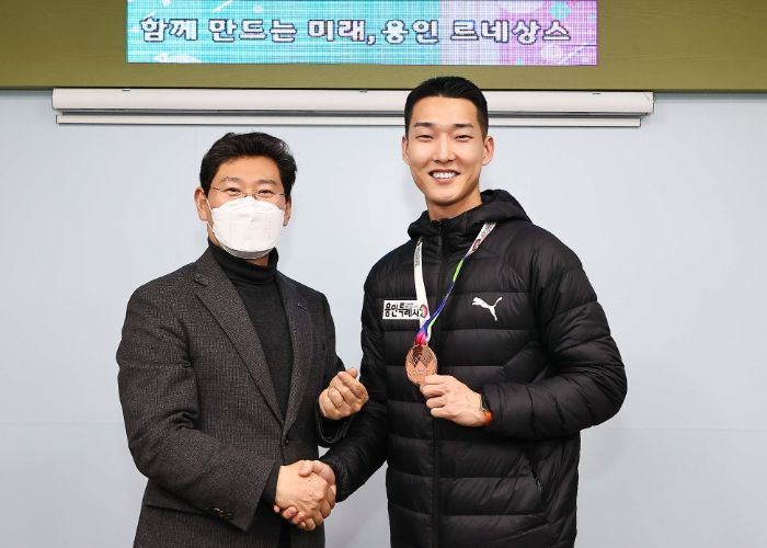 지난 6일 이상일 용인특례시장이 시장실을 방문한 우상혁 선수를 격려했다. 이상일 시장은 가벼운 감기 기운 때문에 마스크를 쓰고 사진을 촬영했다.