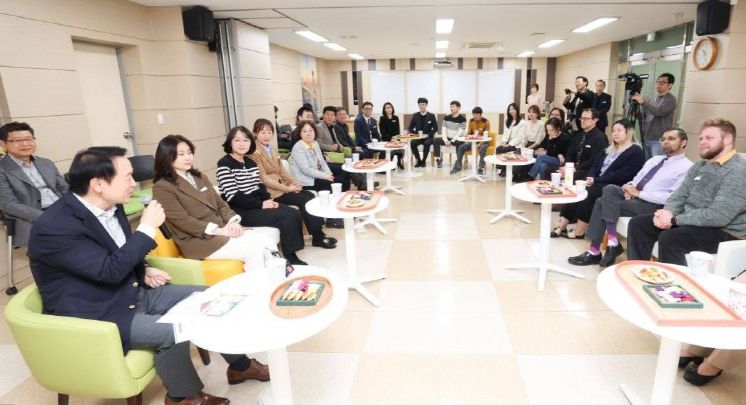 임태희경기도교육감이 15일 경기도교육청국제교육원을 방문한 가운데 인사말씀을 하고 있다.