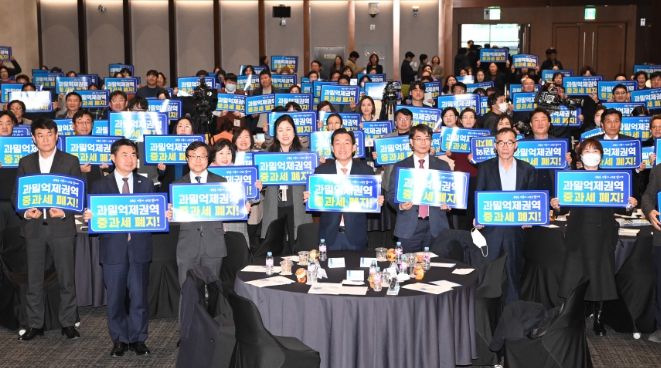 이재준 시장(가운데)이 ‘과밀억제권역 취득세 중과 폐지를 위한 규제개혁 대시민토론회’에서 참석자들과 함께하고 있다.