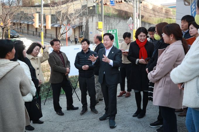 학교 통학로 점검에서 지역주민과 소통하는 주광덕 시장