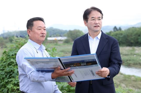 창릉천 현장을 시찰하고 있는 이동환 고양특례시장