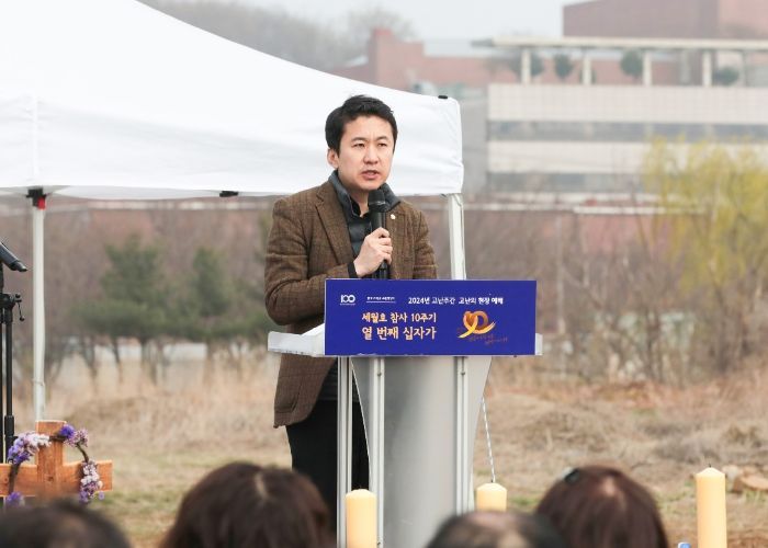 안산시의회 송바우나 의장이 29일 단원구 초지동 4.16생명안전공원 부지에서 열린‘세월호 참사 10주기, 열 번째 십자가’ 예배에 참석해 인사말을 하고 있다.