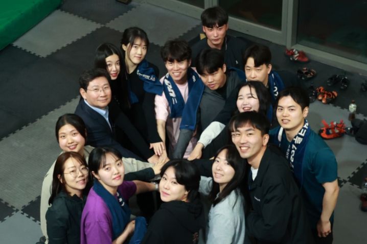 이상일 용인특례시장이 지난 29일 '도전크루' 클라이밍 참가 청년들과 대화의 시간을 가졌다.