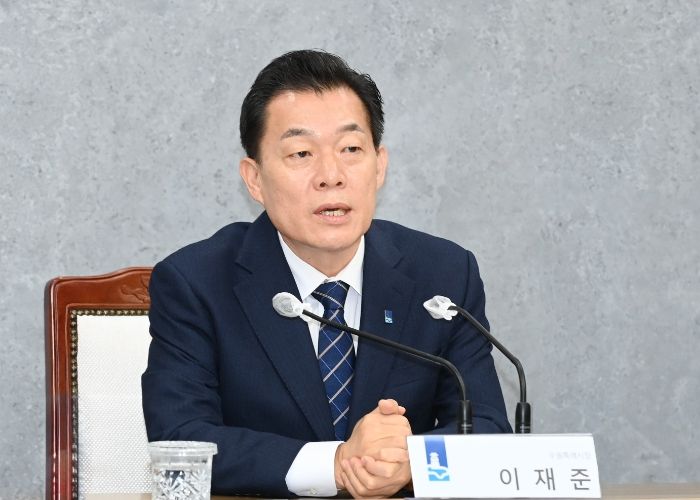 이재준 수원시장이 3월 29일 ‘성인페스티벌 개최 반대 대책회의’에서 발언하고 있다.