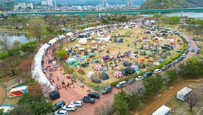 '제3회 글로벌 아웃도어 캠핑페어(GOCF)’가 답답한 실내 전시장을 벗어나 경기 가평군의 대표적 자연생태 관광지인 자라섬에서 오는 19일부터 21일까지 3일간 열린다.