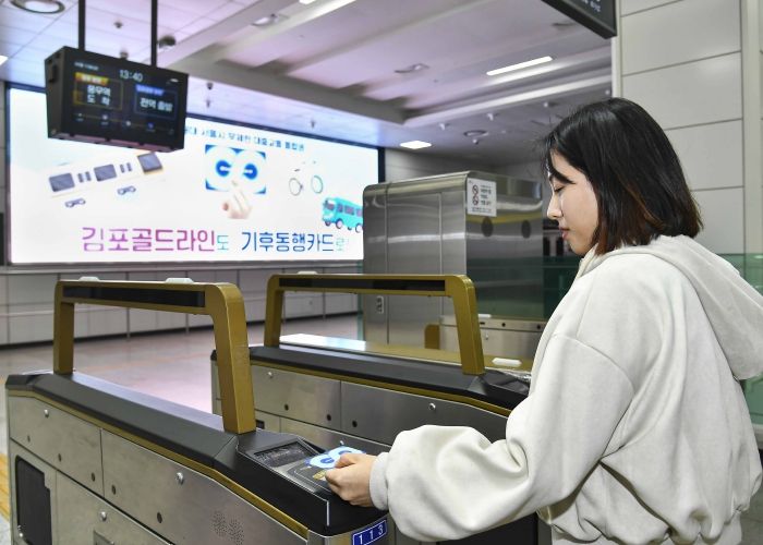 한 시민이 서울기후동행카드로 김포골드라인을 이용하고 있다.