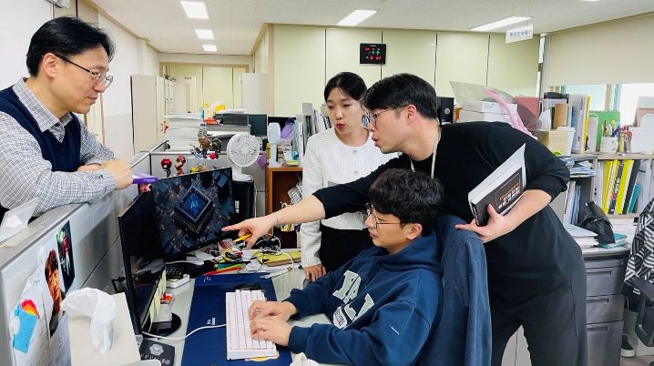 인재원 직원들이 AI 아이디어 회의를 하고 있다.