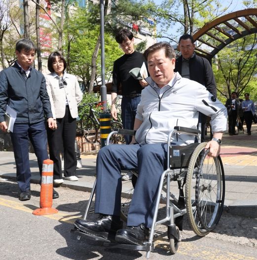 박승원 광명시장은 지난 12일 오후 열린 제31회 생생소통현장에서 보행관경 개선을 모색하고자 휠체어 이동을 체험했다