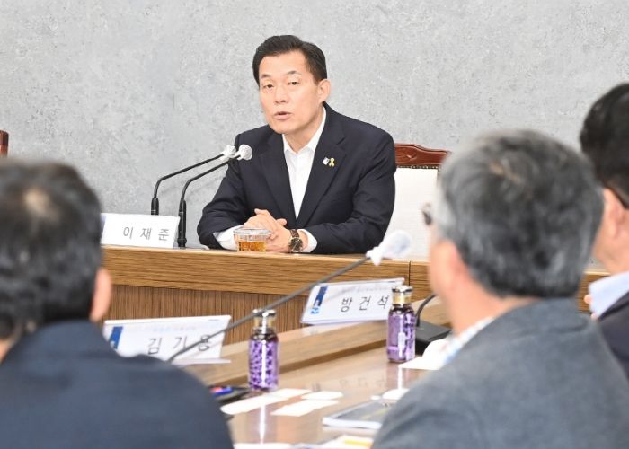 이재준 수원시장이 용역보고회에서 발언하고 있다.