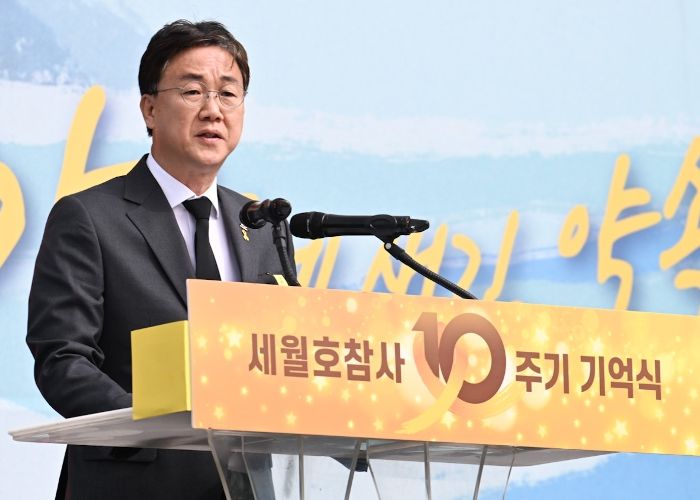 16일 오후 단원구 화랑유원지에서 열린 세월호 참사 10주기 기억식에서 이민근 안산시장이 추도사를 하고 있다.