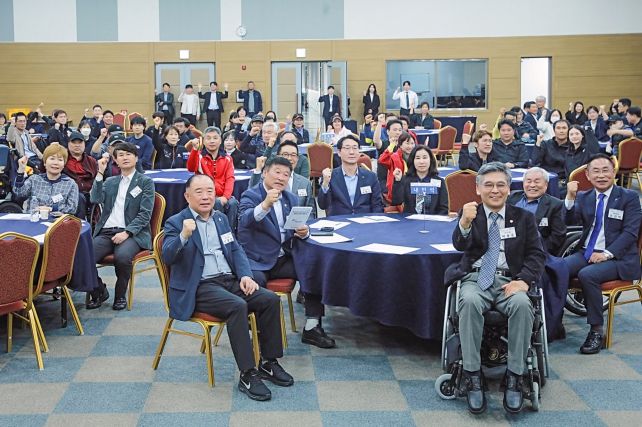 화성시의회는 4월 16일, YBM 연수원 컨벤션홀(화성시 정남면)에서 열린 제14회 경기도 장애인 체육대회 화성시 선수단 출전 결단식에 참석해 출전 결의를 다졌다.