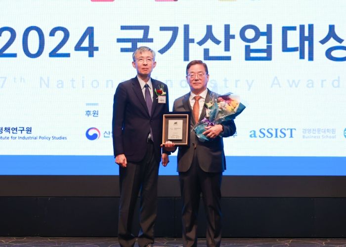 용인특례시가 18일 산업정책연구원 주최 '2024 국가산업대상'에서 산업 브랜드 부분 반도체산업 선도도시로 선정됐다. 시상식에는 이상일 용인특례시장을 대신해 황준기 제2부시장이 참석했다.