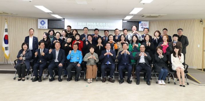 안양시는 지난 17일 시청 4층 회의실에서 위원 46명에 대한 위촉장 수여 및 첫 추진위원회 회의를 개최했다.