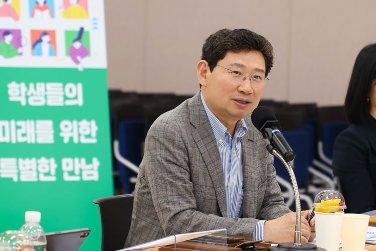 지난 19일 수지구청 대회의실에서 이상일 용인특례시장이 수지구 지역 내 초등학교 교장들과 간담회를 열고 용인 교육발전 방안을 논의했다.