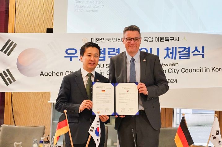 안산시의회가 독일 현지시각으로 지난 19일 독일 아헨특구시의회와 우호 협력 MOU를 체결했다. 사진 왼쪽이 송바우나 의장, 오른쪽이 독일 아헨특구시의 팀 그뤼테마이어 시장 겸 의장.