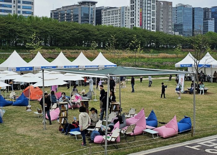 광명시는 지난 20일 안양천 잔디광장에서 책 읽는 광장 ‘안양천 북파크’를 개최했다