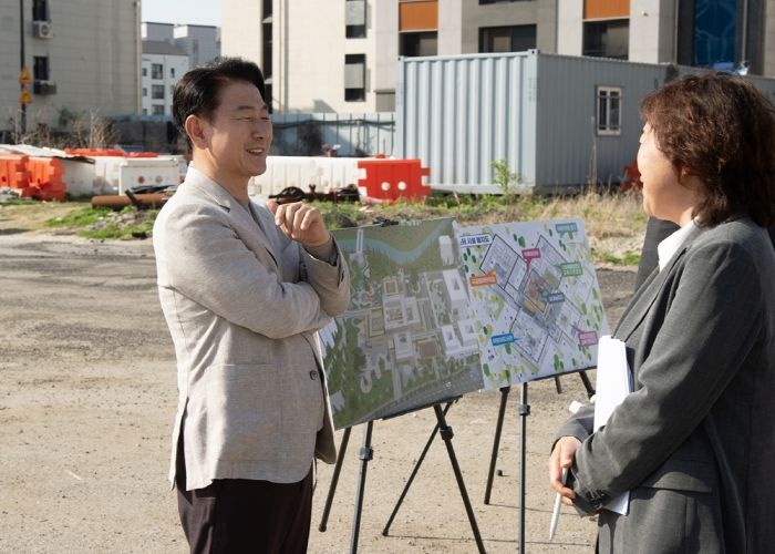 김동근 시장이 4월 22일 ‘의정부고산 아이돌봄시설 클러스터 시범사업’ 현장에서 실무진과 의견을 나누고 있다.