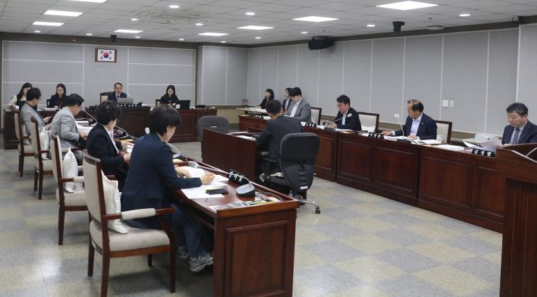 수원특례시의회 문화체육교육위원회, 조례안 등 안건심사