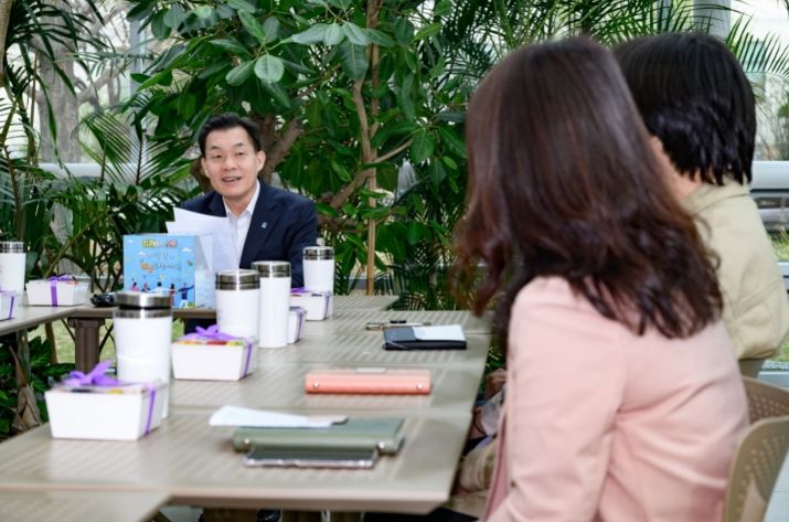 이재준 수원시장이 지난 8일 민원 응대 공직자들과 대화하고 있다.