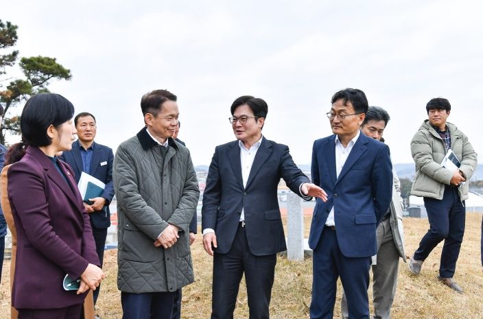 작년 11월 22일 김병수 김포시장이 거물대리 일원 ‘김포 환경재생 혁신복합단지 조성사업’ 부지를 방문한 한화진 환경부 장관과 현장을 살피고 있다.