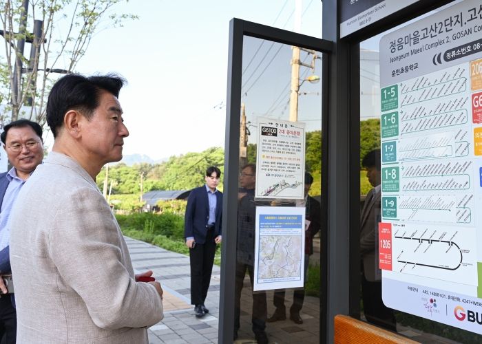 김동근 시장이 5월 8일 1205번 광역버스 탑승을 위해 정음마을 고산2단지 정류소에서 대기하며 정류소 현황을 살피고 있다.