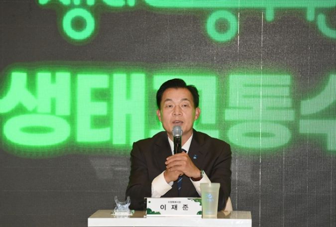 ‘2023 생태교통수원 포럼’에서 다회용컵을 사용하고 있는 이재준 수원특례시장 모습.