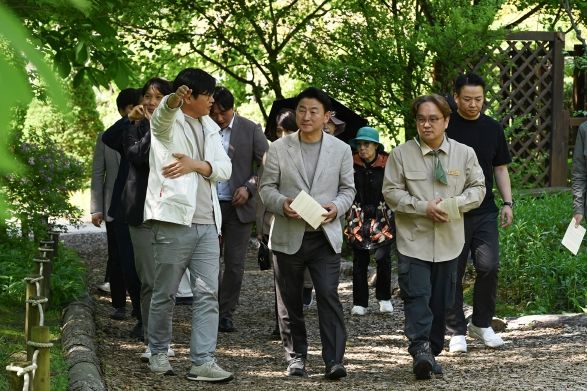 김동근 시장이 ‘걷고 싶은 도시, 의정부’ 조성을 위해 5월 8일 춘천시에 위치한 ‘제이드가든’을 견학하고 있다.