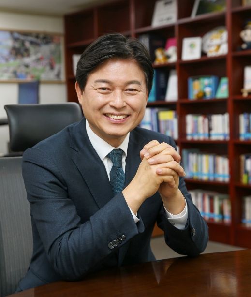 2022~2024년 3년 연속 공약 평가 최우수(SA) 단체장으로 선정된 조용익 부천시장
