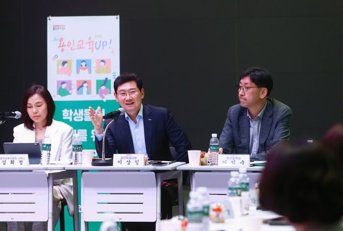 이상일 용인특례시장이 처인구와 기흥구 일부 학교 중학교 교장들과 함께 간담회를 열고 의견을 경청했다.