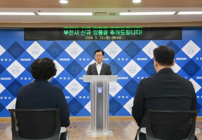 석상균 부천시 행정국장(가운데)이 신규 공무원에게 인사말을 하고 있다.